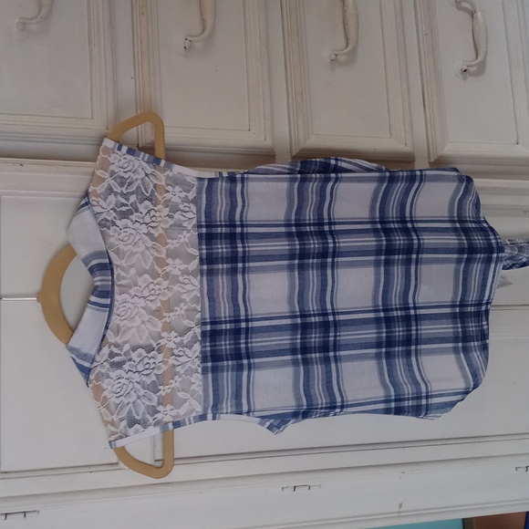 Casual ladies shirt. No Boundaries. Body 100% polyester, lace poly spandex mix. - Picture 3 of 3